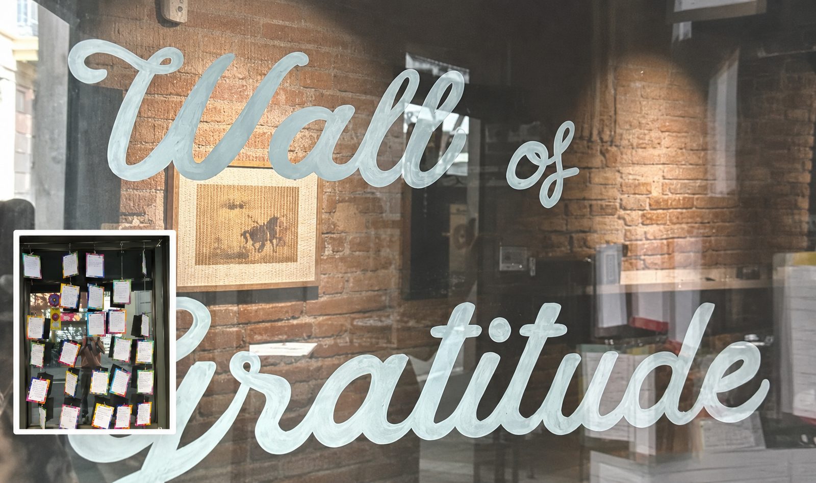El escaparate del Wall of Gratitude en Gràcia, Barcelona, con las tarjetas escritas a mano colgadas dentro.